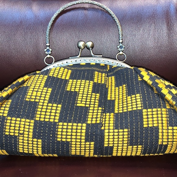 Unique Clasp Purse Handbag - Picture 2 of 12